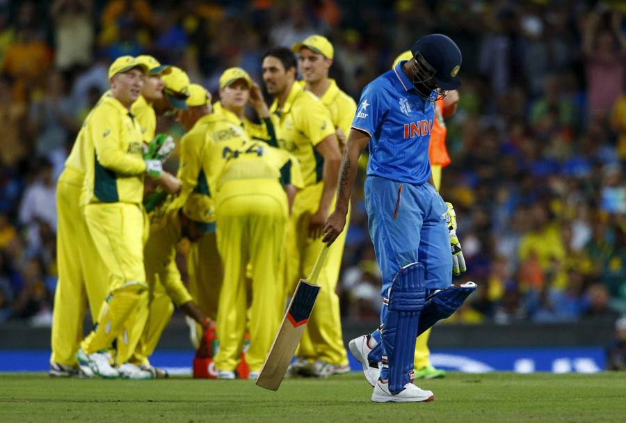 L&#39;Australia festeggia, i giocatori Indiani lasciano il campo di Sydney a testa bassa. Niente finale del mondiale di cricket per loro